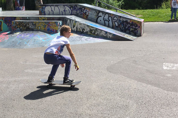 skateboardles meisje